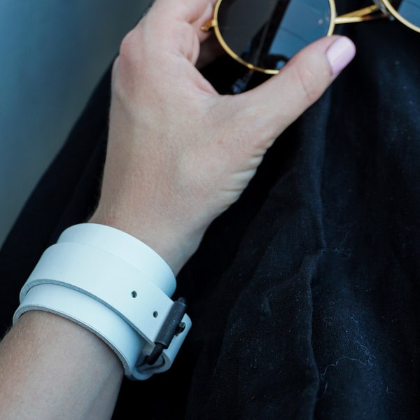 Bracelet large en cuir blanc avec lanière autour