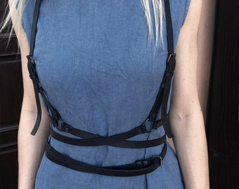 Leather harness with black matte double ring detail in front