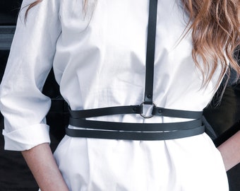 Leather harness with gunmetal double ring detail in front