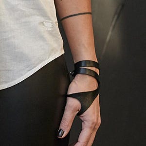 Pulsera de cuero envolvente para el pulgar y la muñeca