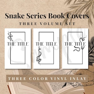 Op de afbeelding: Drie boekomslagen met een slangenontwerp. Elke omslag heeft een zwart kader, de tekst "THE TITLE" en een grijze slangenillustratie. De tekst "Snake Series Book Covers" en "THREE VOLUME SET" staan bovenaan. De tekst "THREE COLOR VINYL INLAY" staat onderaan.