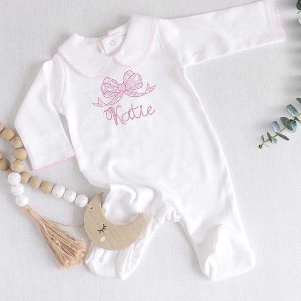 Chausson bébé fille personnalisé : nœud brodé, barboteuse en coton