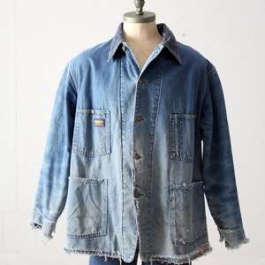 K&ouml;nnte beinhalten: Eine Vintage-Jeansjacke mit Cordkragen, in verblasster blauer Farbe und mit ausgefransten Kanten. Die Jacke hat mehrere Taschen und einen Knopfverschluss.