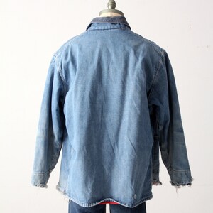 K&ouml;nnte beinhalten: Eine blaue Jeansjacke mit einem Cordkragen. Die Jacke hat einen abgenutzten Look und ausgefranste Kanten.