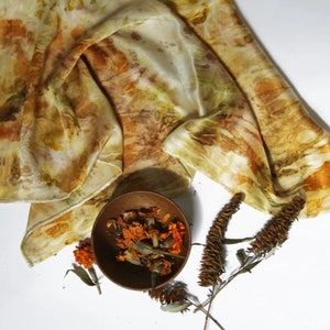 Écharpe en soie teintée botanique image 1