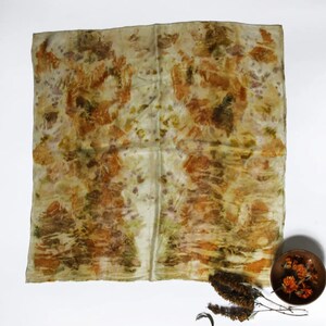 Écharpe en soie teintée botanique image 2