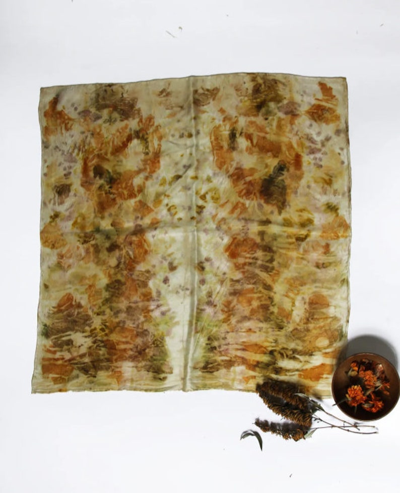 Écharpe en soie teintée botanique image 2
