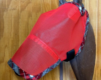 Máscara personalizada contra moscas de caballo - Tamaño mediano - Oreja única con babero - Malla roja con ribete #538