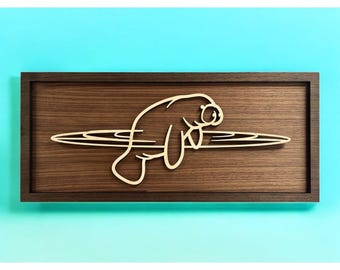 Art mural lamantin, décoration de maison de plage, art mural tropical en bois stratifié pour amateur de lamantins, nouvelle maison de plage, cadeau agent immobilier pour client, pendaison de crémaillère