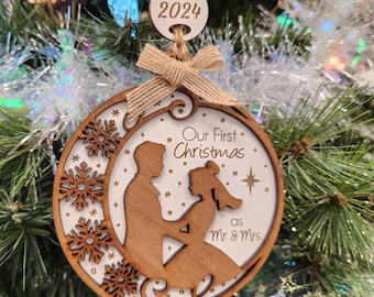 Notre premier Noël en tant que M. et Mme, décoration de Noël en bois faite main, souvenir unique, cadeau pour les nouveaux mariés, cadeau pour les jeunes mariés