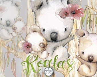Può includere: Illustrazione ad acquerello di quattro koala su un albero con fiori rosa. I koala sorridono tutti e hanno occhi grandi. Il testo "Koalas" è scritto in corsivo verde nella parte inferiore dell'immagine.