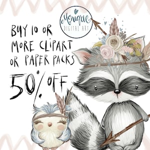 K&ouml;nnte beinhalten: Ein niedlicher Cartoon-Waschb&auml;r mit einer Blumenkrone und einem Speer. Ein kleiner Vogel mit blauem Kopf und einem Feder-Stirnband befindet sich neben dem Waschb&auml;r. Der Text "BUY 10 OR MORE CLIPART OR PAPER PACKS 50% OFF" ist in Schwarz auf wei&szlig;em Hintergrund geschrieben.