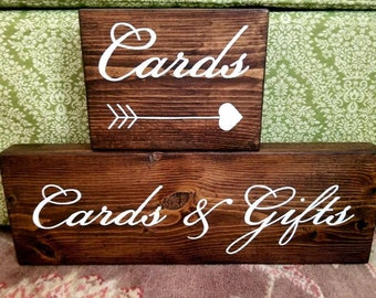 Signe personnalisé de carte de mariage, signe de table de cartes, cartes et signes autoportants de cadeaux, décor de table de mariage, blocs en bois rustiques de mariage, signe de cartes