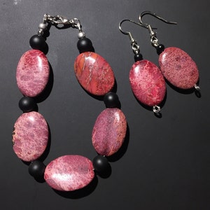 Rotem Marmor und schwarze Perlen Armband und Ohrringe set