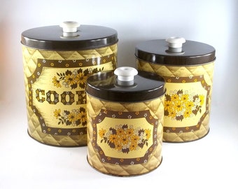 Set di biscotti in scatola metallica da 3 pezzi JL Clark Mfg degli anni '70, marrone giallo trapuntato con fiori