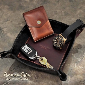 Bandeja de viaje con la firma del 9.º aniversario de Etsy en Horween Chromexcel burdeos y coñac sobre gamuza de piel de cerdo negra