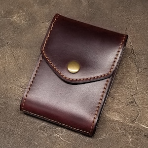 Cartera con clip para billetes Cabrio de cuero burdeos, edición especial. Exhibida en la Exposición de Exalumnos de la Escuela de Diseño Parsons de 2015.