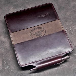 Funda para chequera Calibre con portalápices integrado en Horween Chromexcel color burdeos