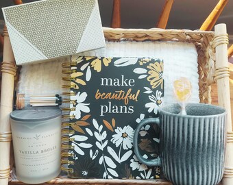 Cozy Gift Box: Throw Blanket, Vanilla Brûlée Candle & Journal