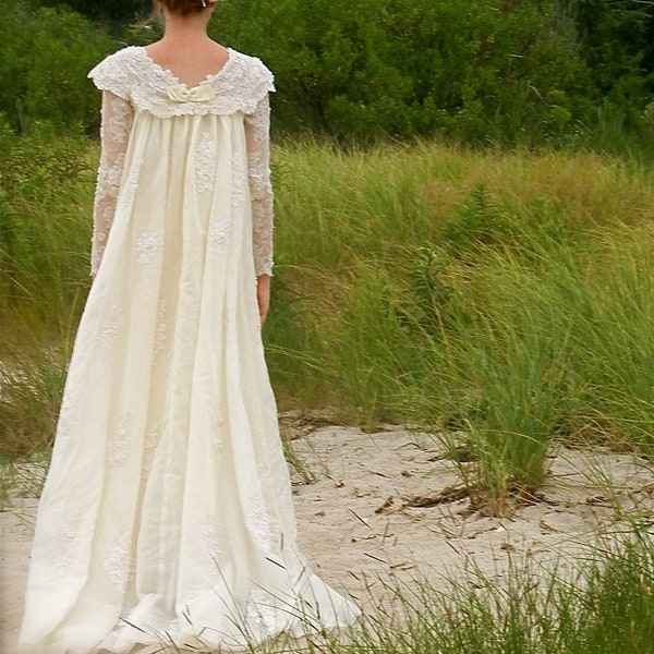 Vintage 1960s Alencon Lace Bridal Gown: Silk Organza Empire Waist, Detachable Train