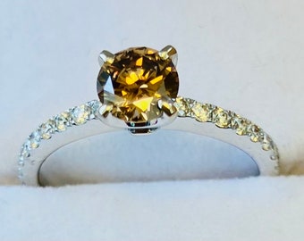 Stunning Fine #Fancy #YELLOW/CHAMPAGNE #DIAMOND 0.61ct Solitaire flanked by accent pure white brilliants set in 18 ct White Gold