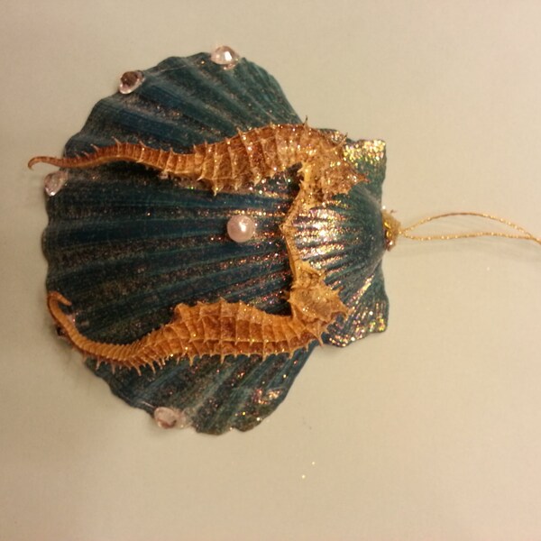 Décor de plage. Pétoncle bleuâtre Seashell. Hippocampes romantiques. Pierres de strass. Perle de l'artisanat. Mousseux. Suspendus. Exotiques. Décor côtier à la maison