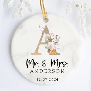Adorno recién casado, adorno personalizado Sr. y Sra. 2023, recuerdo de regalo de boda, adorno de Navidad casado personalizado