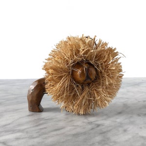 Vintage Primitiver Löwe aus Holz mit Raffia Mähne - Rustikal Modern Global Boho Style