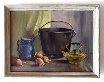 Könnte beinhalten: Ein Stillleben mit einem blauen Krug, einem schwarzen Topf, einer goldenen Teekanne und Zwiebeln auf einem braunen Tisch. Das Gemälde ist in einem weißen Rahmen gerahmt.