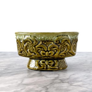 Fioriera vintage con piedistallo verde e fiocchi - Bonsai succulento, eclettico, tradizionale, decorazione di metà secolo