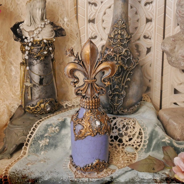 Flacon de décoration de style baroque avec fleurs de lys or et strass en cristal vintage sur fond de couleur lavande craquelée