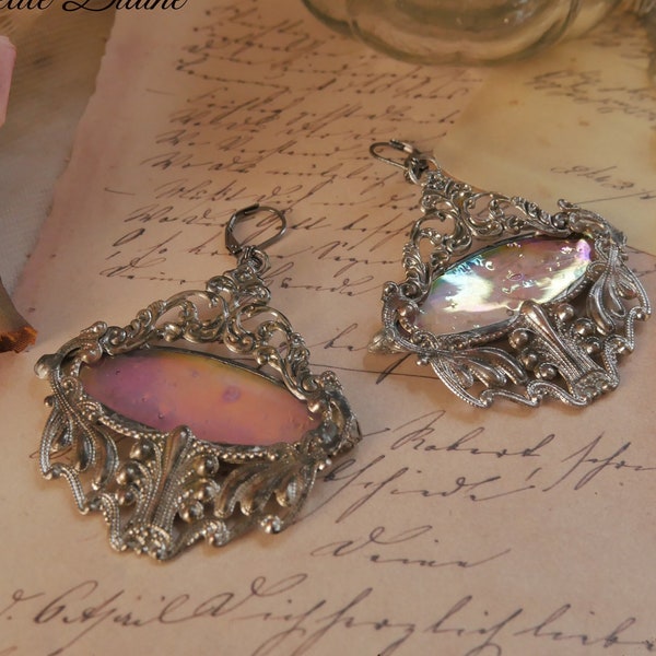 Boucles d'oreilles de style Art nouveau en verre de couleur rose coucher de soleil et métal argent vieilli, bijou Art nouveau verre Tiffany