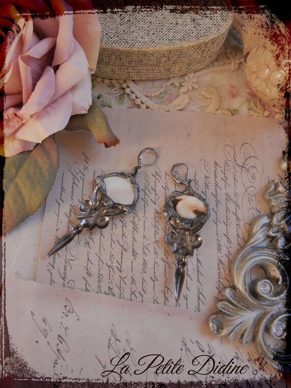 Boucles D'oreilles En Nacre Et Métal Style Art Déco - Dimensions 2.4 X 1.7 Cm, Occasion