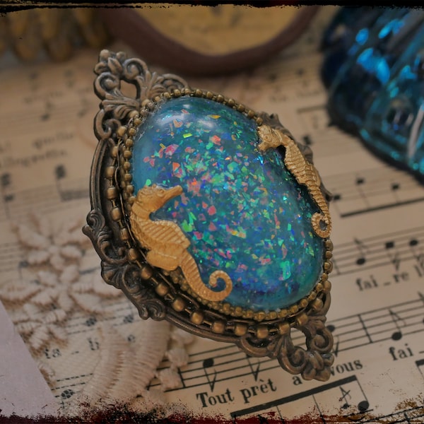 Bague bleue féerique de style victorien ornée d'hippocampes en laiton, bijoux victorien féeriques
