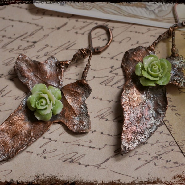 Boucles d'oreilles véritable feuilles de lierre en cuivre électroformé ornées de petites roses vertes en acrylique, bijou féerique en cuivre