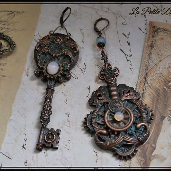 Boucles d'oreilles asymétriques steampunk en cuivre et opalite, bijoux steampunk, clef steampunk en cuivre,  bijoux asymétriques