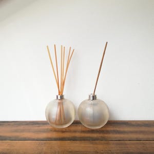 Frascos de perfume antiguos de cristal con collar de plata.