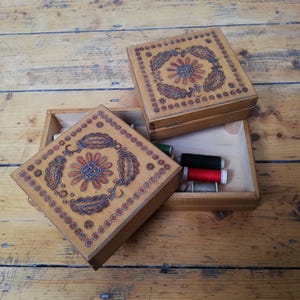 Caja de costura vintage pintada.