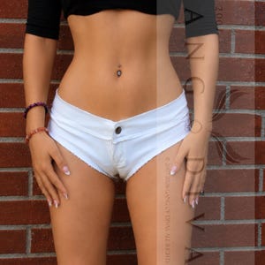 Shorts micro brancos lisos com acabamento desfiado