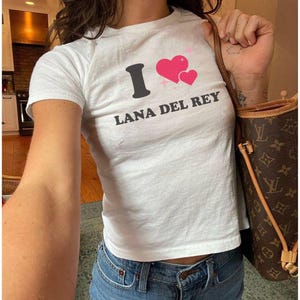 Me encanta la camisa gráfica de Lana Del Rey / Coquette Micro Rib Retro Baby Tee Shirt, 90s Y2K, camiseta estética de verano / LGBT Pride Month Tank Top