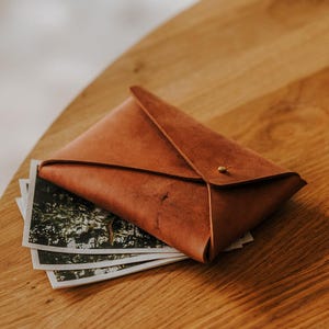 Personalized Saddle Leather Envelope for Travel, 4x6 & 5x7 Photos, Custom Bridesmaid Gift, Leather Pouch for Polaroids, Photo Packaging