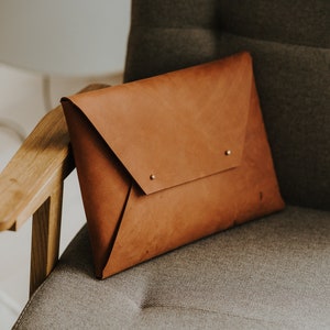 Saddle Leather MacBook Case for MacBook Air 13.3 M1 and 13.6 M2, Macbook Pro 13.3 M2 | Envelope Laptop Case, Leather Folder | Honey Brown