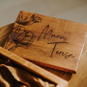 Caja de roble grabada a medida, caja de recuerdos de madera personalizada, regalo rústico único para bodas y aniversarios, caja de recuerdos de madera rústica hecha a mano.