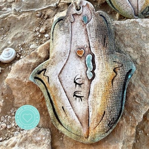 Céramique Hamsa main, Tenture murale Hamsa, Ornement juif, Ornement en céramique, Carte d’Israël Hamsa, Home Decor Judaica, fait à la main en Israël