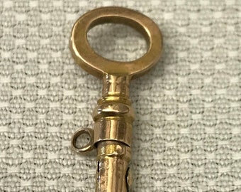 Colgante estilo llave victoriano antiguo de oro amarillo de 14 quilates