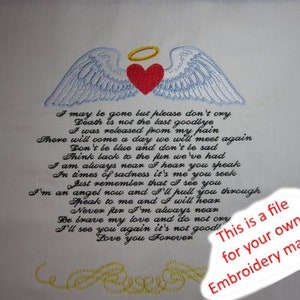 Può includere: Un disegno ricamato di un paio di ali d'angelo con un'aureola e un cuore rosso. Il disegno include una poesia che recita: "Potrei essere andato, ma per favore non piangere La morte non è l'ultimo addio Sono stato liberato dal mio dolore Ci sarà un giorno in cui ci incontreremo di nuovo Non essere triste e non essere scoraggiato Ricorda il divertimento che abbiamo avuto Sono sempre vicino Ti sento parlare Nei momenti di tristezza sono io che cerchi Ricorda che ti vedo Sono un angelo ora e ti aiuterò a superare Parla con me e ti ascolterò Mai lontano, sono sempre vicino Sii coraggioso, mio amore, e non piangere Ti rivedrò, non è un addio Ti amo per sempre"