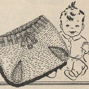 Puede incluir: Una ilustración en blanco y negro de un pañal de bebé tejido con un cordón. El pañal se muestra en una mesa con un niño pequeño en el fondo.