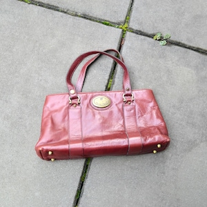 Sac à main Etienne Aigner des années 70 / sac à main en cuir rouge vintage / sac de créateur bordeaux et laiton