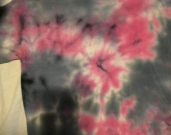 Camiseta infantil rosa y negra estilo punk rock.