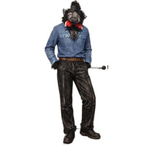 Pode incluir: Um traje de corpo inteiro com uma máscara de criatura de pelo preto com um detalhe vermelho no pescoço, uma camisa azul de manga comprida com dois bolsos no peito, um cinto de couro castanho, calças pretas e botas pretas com atacadores.